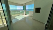 Viva o Luxo  Beira-Mar: Apartamento com Vista Esp